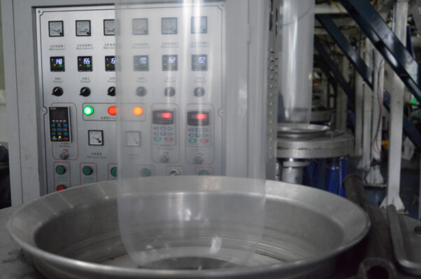 Túi pe đang trên trên máy thổi